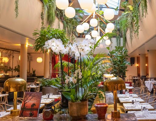 Venez découvrir notre restaurant et son jardin d'intérieur - Vous retrouverez une cuisine traditionnelle revisitée dans une ambiance chic mais conviviale