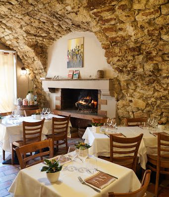 Le restaurant du chef Émeric Corbon à la Roque d'Anthéron vous accueille pour déguster une cuisine traditionnelle et raffinée.