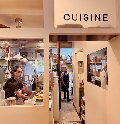 CAFÉ CANTINE PARISIEN. OÙ L'ON VIENT PASSER UN MOMENT DE CONVIVIALITÉ AUTOUR DE BONS PETITS PLATS ET BOISSONS PRÉPARÉS SUR PLACE.