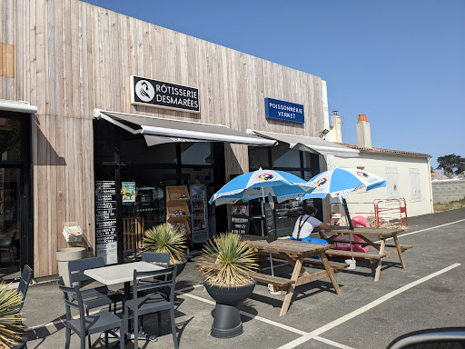 La Rôtisserie Desmarées à La Couarde-sur-Mer vous invite à profiter de ses délicieux poulets rôtis sur l’Île de Ré.