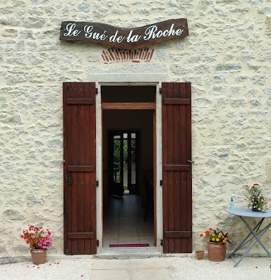 Guinguette de la Roche en Dordogne – Découvrez une cuisine française et des spécialités du Périgord. Un large choix de boissons et disponible.