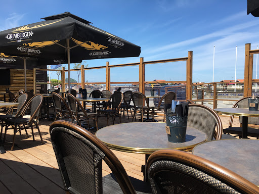 Restaurant La Marine sur le port de Larros à Gujan Mestras propose des produits frais dans un cadre agréable et une ambiance conviviale.