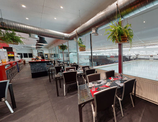 Le Bar Restaurant situé à l'étage de la patinoire avec une vue panoramique sur la piste ! Parfait pour manger plats gourmands et généreux élaboré avec des produits frais de la région et boire une boisson chaude tout en surveillant les enfants.