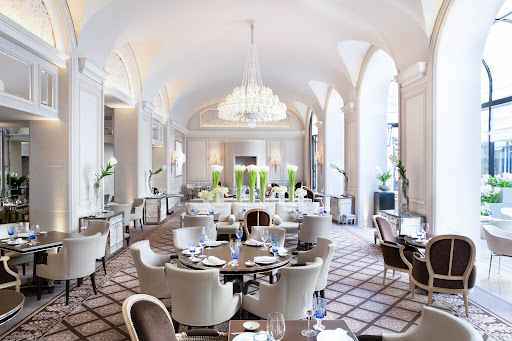 Le George au Four Seasons Hotel George V Paris propose une cuisine méditerranéenne déclinée en version modernemodern