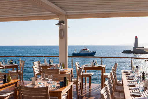 Déjeunez ou dînez les pieds dans l'eau au restaurant Le Plongeoir situé entre ciel et mer au Port de Nice.