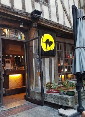 Le Chat Noir is your hamburger and tapas bar/restaurant located just a stone's throw from the Ruelle des Chats