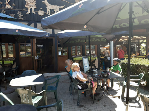 L'Auberge du Gros Chêne vous accueille au cœur de la forêt de Haguenau pour vous ressourcer autour de plats traditionnels alsaciens.