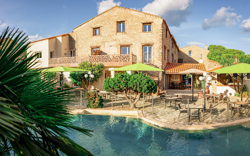 Savourez l’art de vivre méditerranéen dans un décor de rêve à l’ombre des palmiers ! Notre hôtel de charme 4 étoiles.