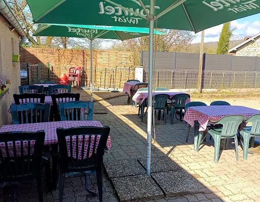 Restaurant traditionnel situé à la gare de Liesle entre Quingey et Arc-et-senans. Pizza au four à bois