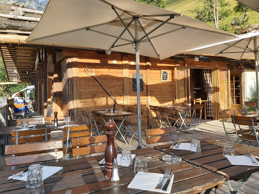 Le restaurant Le Chalet du lac vous accueille dans un cadre chaleureux. Venez déguster les Spécialités savoyardes au cœur de la réserve naturelle des Aravis.