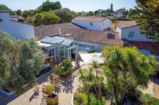 Hôtel de Charme 4 étoiles avec piscine et Restaurant Gastronomique L'Ételle à mi-chemin entre le centre-ville et les plages du bois de la Chaize