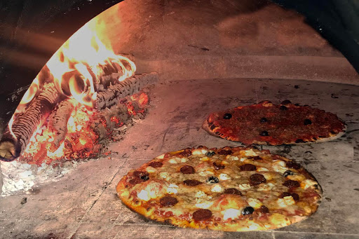 Découvrez les pizzas au feu de bois de la Pizzeria Dolce à Marseille. Produits frais et pizzas hautes en couleurs vous attendent !