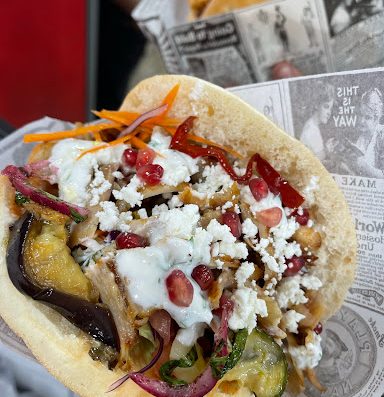 Notre établissement vous propose la recette typique du véritable döner kebab à la berlinoise. Offrez-vous un menu tendance et healthy !