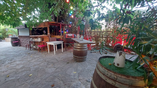 L hôtel Le Moulin de Saint Laurent est un établissement situé en Camargue et offre de nombreuses commodités à ses clients. Il dispose d une piscine extérieure