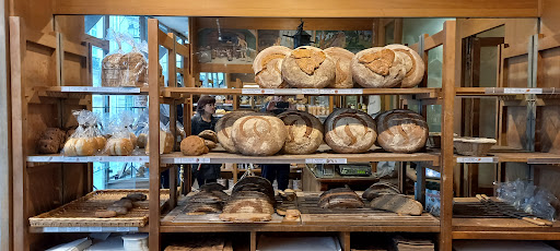 Retrouvez tous nos pains au levain dans nos boulangeries artisanales Poilâne à Paris et à Londres. Commandez en ligne et faites-vous livrer vos pains directement chez vous.