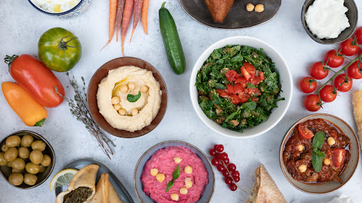 Restaurant libanais dans le 18eme et 20eme arrondissement de Paris. Cuisine méditerranéenne faite maison avec des produits frais. Traiteur orientale avec livraison frigorifique. A ne pas rater le Houmous à la Truffe