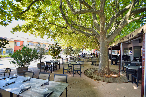 La Brasserie La Fontaine est un restaurant à Chateauneuf le Rouge