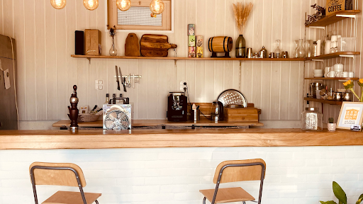 Aux Berges du Chalard est un bar - restaurant de village