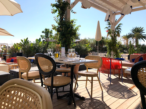 Le restaurant & plage Baia Bella à Beaulieu-sur-mer propose des déjeuners