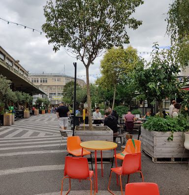 Refugee Food vise à faire évoluer les regards sur les personnes réfugiées et faciliter leur insertion professionnelle dans la restauration.