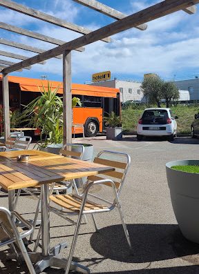 Leffie Burger est un restaurant de burgers situé à Plan de Campagne à 2 pas du KFC et de la station de lavage auto. Savourez un hamburger délicieux et fait maison. Places assises en terrasse