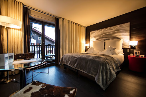 l'hôtel Avenue Lodge à Val d'Isère est un mélange raffiné de matériaux bruts du Pays