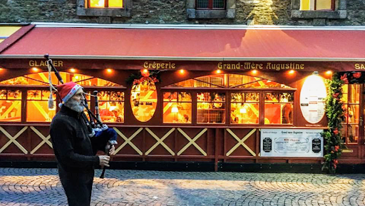 Crêperie traditionnelle située dans les remparts de la cité corsaire. Ouvert de midi à 22H30. Terrasse chaufffée