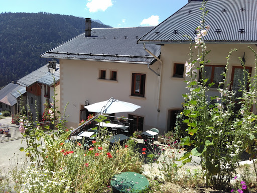 Gite Auberge de l'Eau Rousse à Bonneval. Idéalement situé dans le massif de la Lauzière à 1000 m d'altitude au cœur d’une nature sauvage