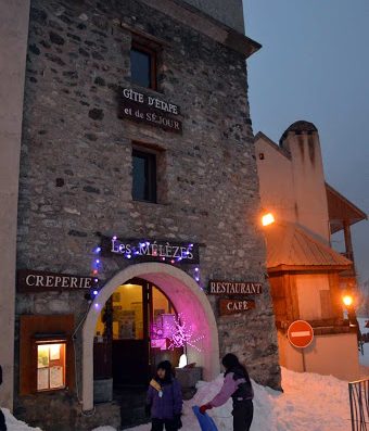 Le Gîte d’étape et de séjour Les Mélèzes est idéalement situé sur la place du village de Villar d’Arène à 1650 metres