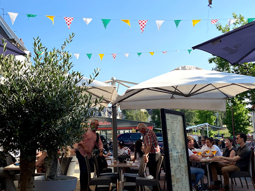 Au Bureau est un Pub Brasserie typique inspiré des pubs londoniens. Déjeuners