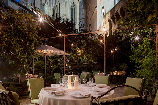 Découvrez le restaurant gastronomique étoilé au Guide Michelin 2021 de l’hôtel de luxe La Mirande à Avignon dans le Vaucluse en plein cœur de la Provence.