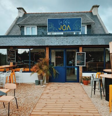 Le café Joa est un bar-pizzeria en bord de mer près de la côte de granit rose. Venez goûter nos pizzas