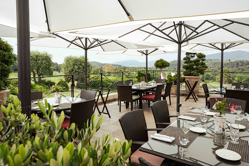 Le restaurant du Royal Mougins Golf Resort offre un panorama à couper le souffle sur le golf et la nature préservée du domaine.