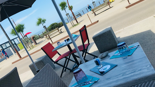 Bienvenue dans votre restaurant traditionnel Le Port. Idéalement situé face à la mer et au Port de Comberge