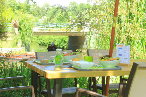 Découvrez la carte et les menus du restaurant au Bord de l'Eau sur la Venise Verte dans Marais Poitevin en Vendée au Mazeau avec produits frais et locaux.