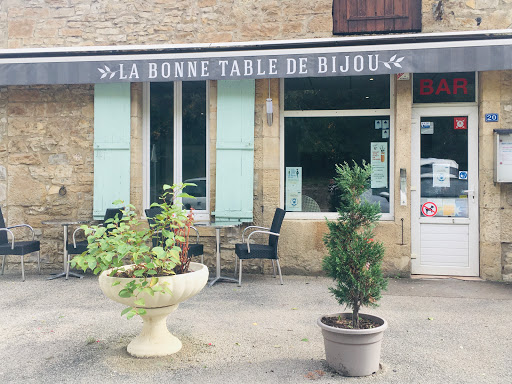 Bar tabac Capdenac : L'équipe de La bonne table de bijou accueille 7 jours sur 7 dans son bar