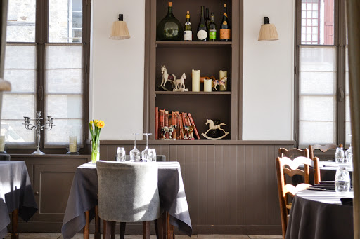 Restaurant Gastronomique de barbizon. La simplicité du mobilier et les nappes blanches rendent le décor sobre. L'hiver