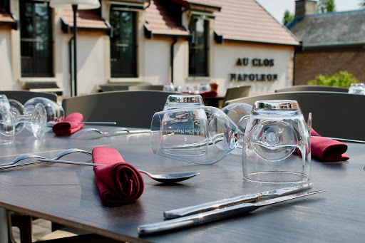 Fine cuisine de tradition et crus raffinés dans un cadre rustique ou sur la terrasse avec vue sur les vignes