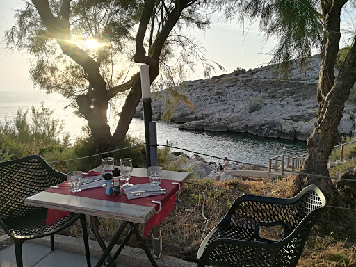 Le restaurant Les Tamaris est situé au coeur de la calanque de Saména près des Goudes à Marseille. Restaurant avec terrasse en bord de mer. Privatisation pour repas de groupe.