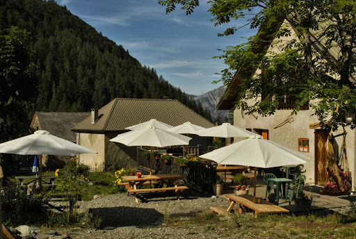 Réservez votre séjour à l'Auberge Gaillard à La Motte En Champsaur. Profitez d'un hébergement de qualité et d'une cuisine raffinée.