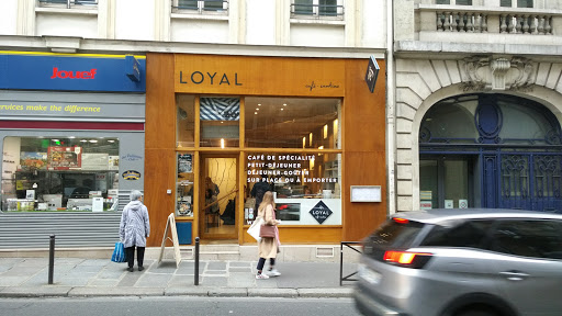 Loyal est un café-cantine ouvert du lundi au vendredi de 8h30 à 15h. Nous proposons du café de spécialité ainsi que des plats chauds et de saison qui changent chaque jour.