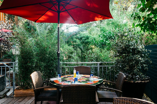 Restaurant Le Bazar au décor chaleureux et à la terrasse ombragée propose tapas et spécialités du Sud et catalanes sur Montpellier Nord.