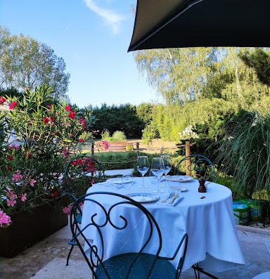 Cristina Derache vous invite à découvrir une cuisine créative et généreuse dans un havre de paix à quelques kilomètres de Saint-André de Cubzac et de Libourne.