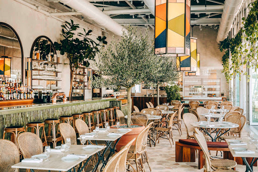 Bar et restaurant nichés sur la terrasse du Parc des Expositions Porte de Versailles dans la plus grande ferme urbaine en toiture du monde