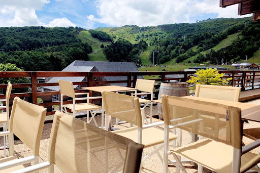 Hôtel à Super-Besse Perdix au pied de la station et son bar et restaurant panoramique. Ses chambres tout confort pour vos séjours ou vacance été hiver ski.