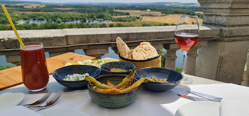 Notre Restaurant Panoramique possède une des plus belles vue de la région sur la Seine. Sa cuisine traditionelle française subtilement revisitée a depuis 2018 une étoile au guide Michelin.