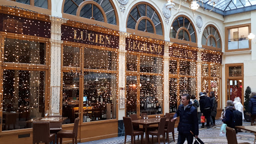 Idéalement situé dans la très belle galerie Vivienne