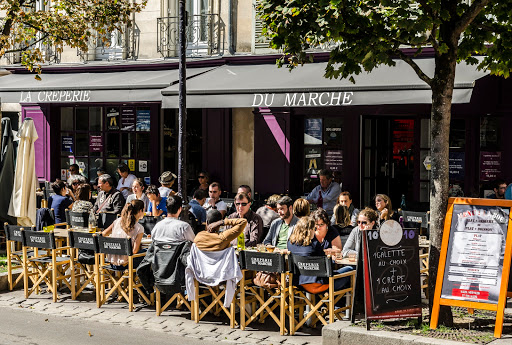 Située sur la place du Marché à Versailles