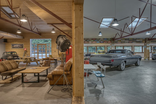 Découvrez notre concept garage / showroom / café à Saint Gervais les Bains et venez prendre un verre dans une ambiance purement basée automobile ancienne.