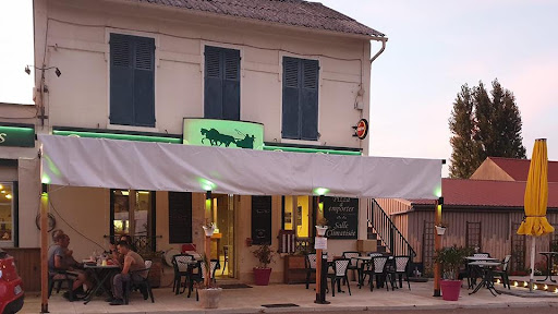 Poussez les portes de notre restaurant Le Relais de Chablis dans l’Yonne pour profiter de nos spécialités traditionnelles et de nos vins au goût unique.